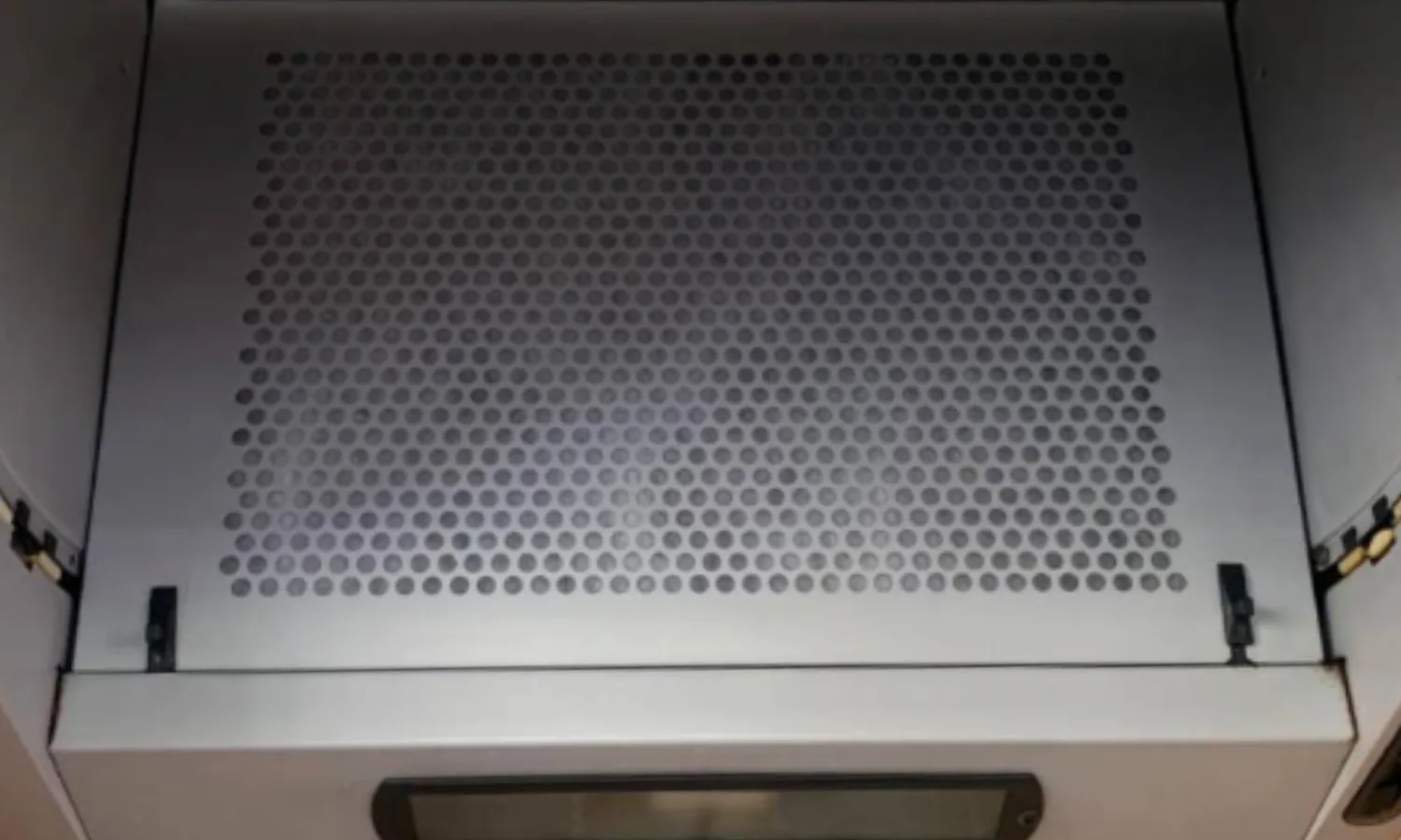 Extractor hood after cleaning