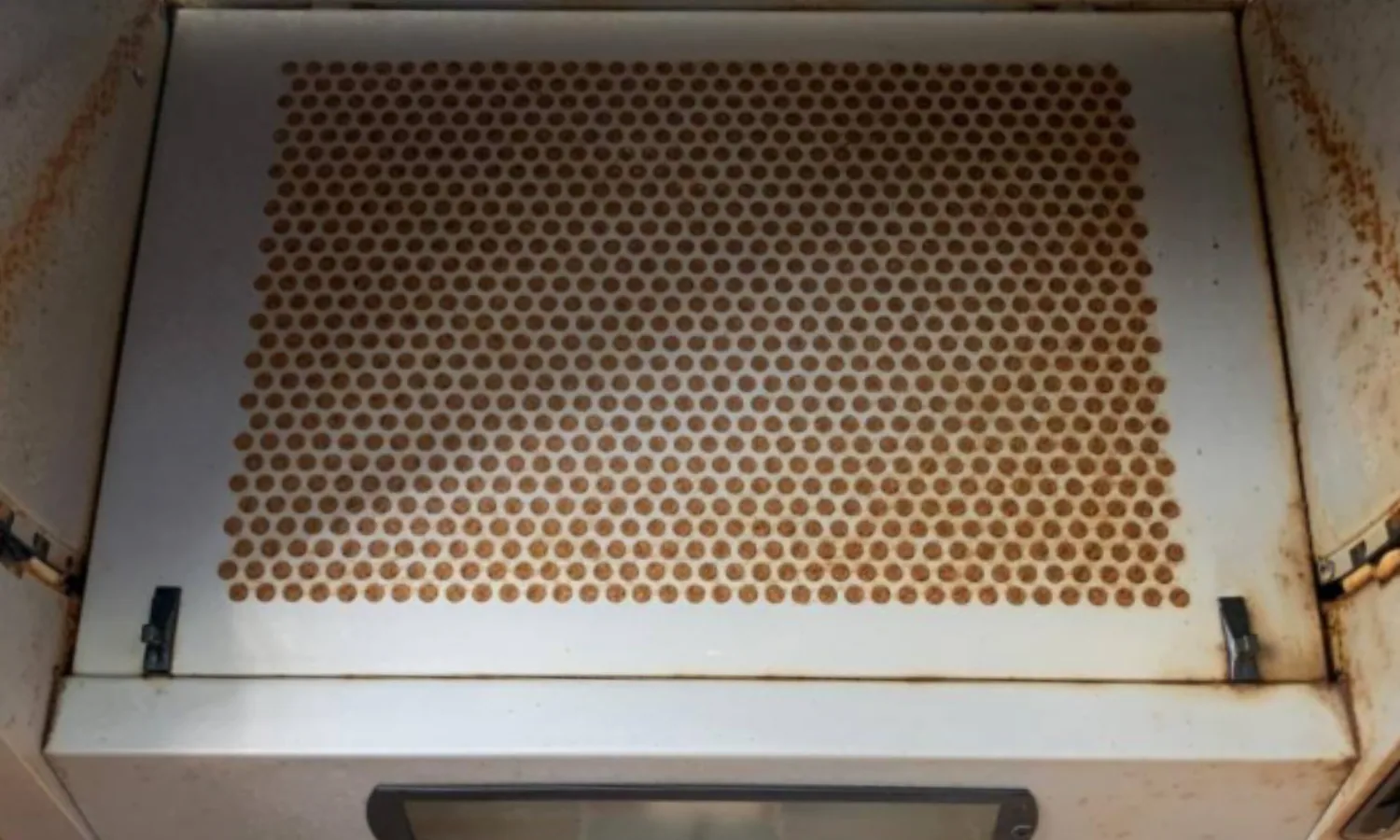 Extractor hood before cleaning